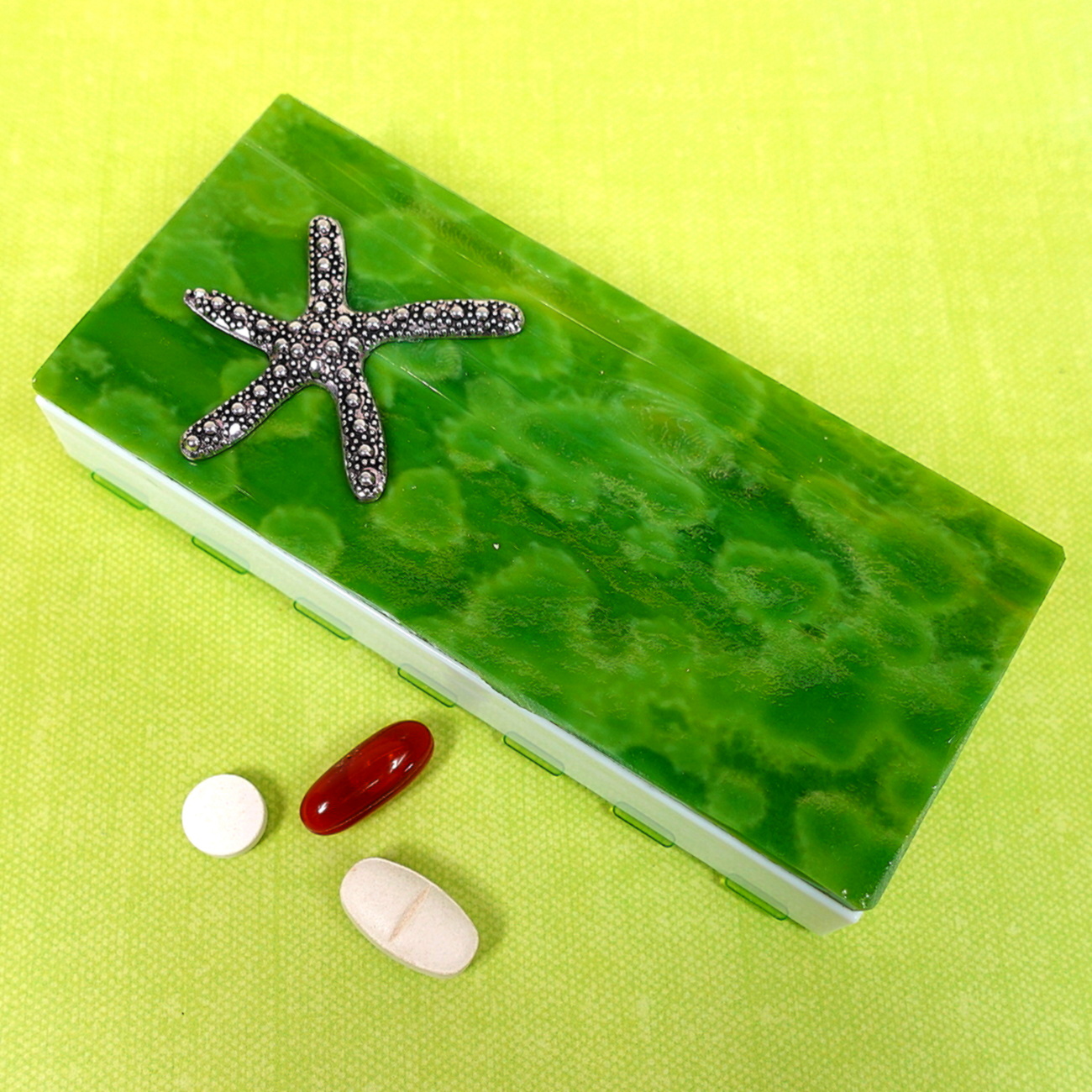 P-03-062-9 Mottled Green Starfish Medium 14-dose Pillbox